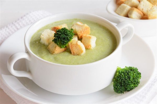 krémová polievka z brokolice s krutónmi