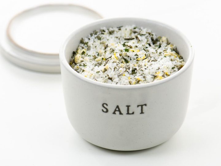 Keramická miska plná bylinkovej soli.