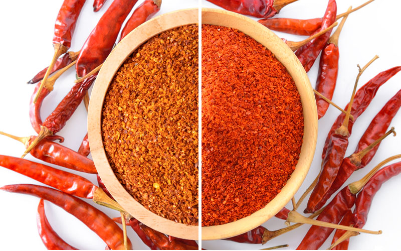 Rozdiel medzi kajenským korením a chilli, ktoré sú nasypané v miske.