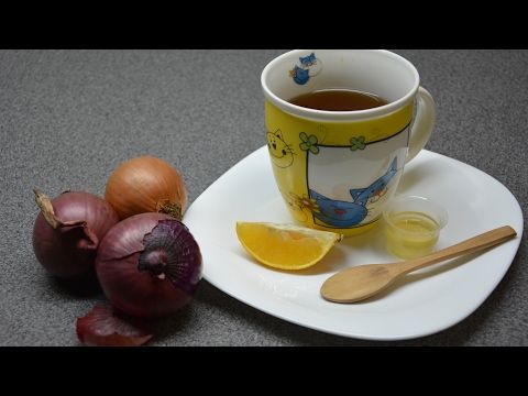 Farebný hrnček s čajom z cibule.