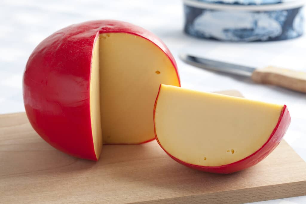 Pravý okrúhly holandský syr v červenom vosku.