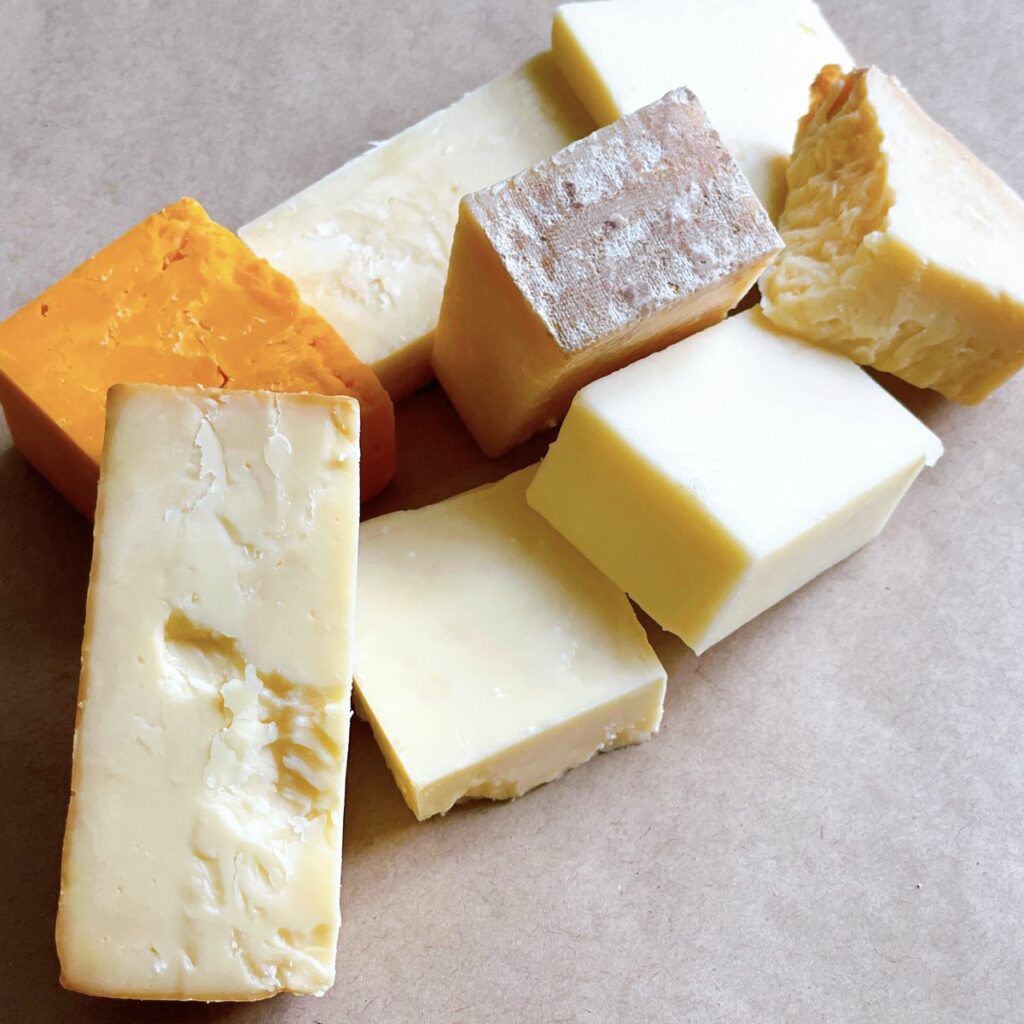 Rôzne typy syra zoradené podľa vyzretosti.
