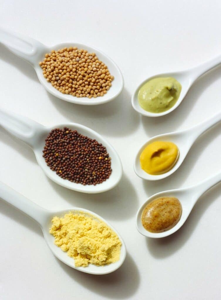 Rôzne druhy semienok, vrátane odlišného spracovania a typov horčice.