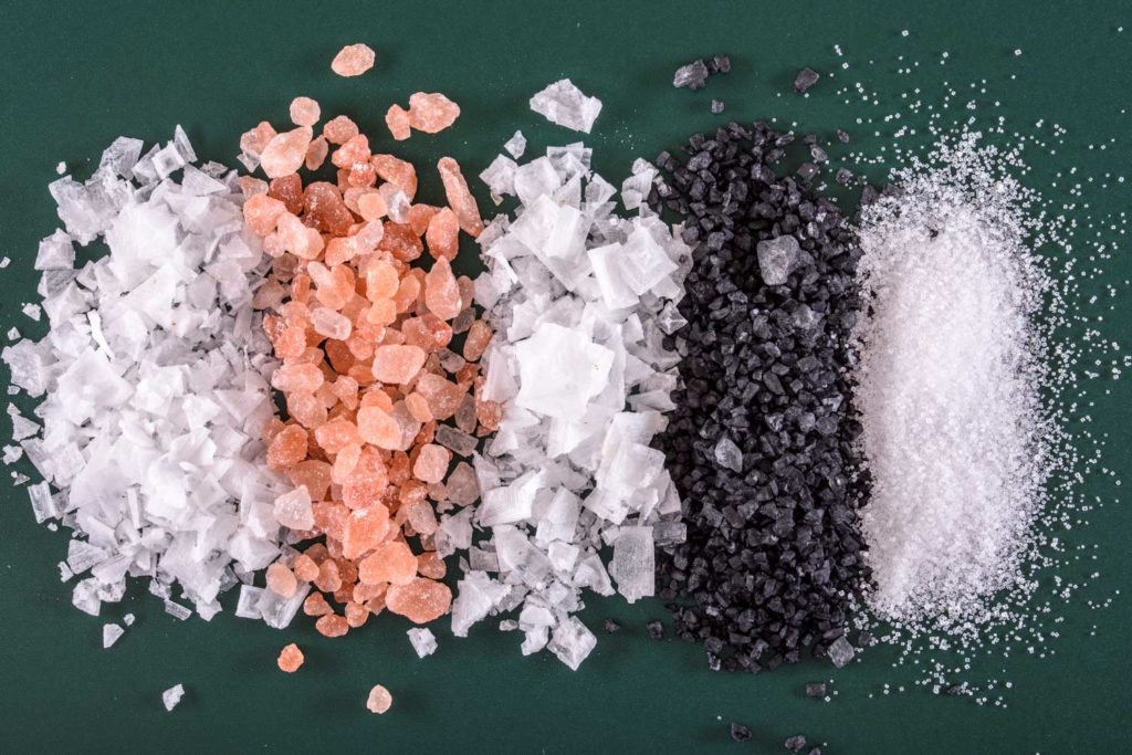 Päť rôznych druhov soli zoradených v lajne vedľa seba.