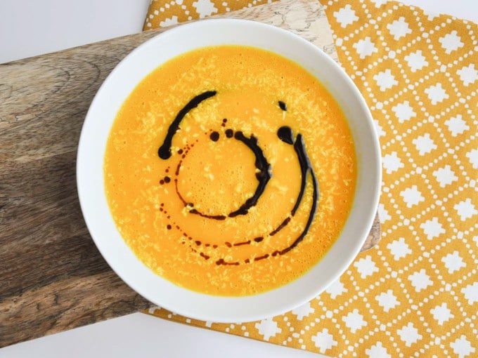 Recept na krémovú tekvicovú polievku so zázvorom a mrkvou.