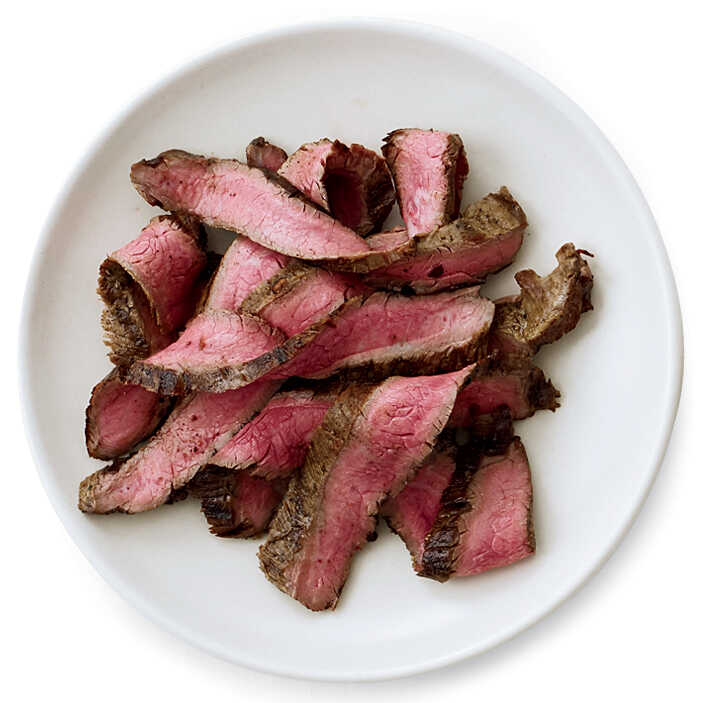 Grilovaný hovädzí flank steak na bielom tanieri