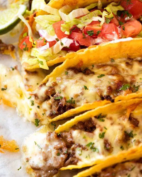 Tacos s hovezim mäsom posypané syrom