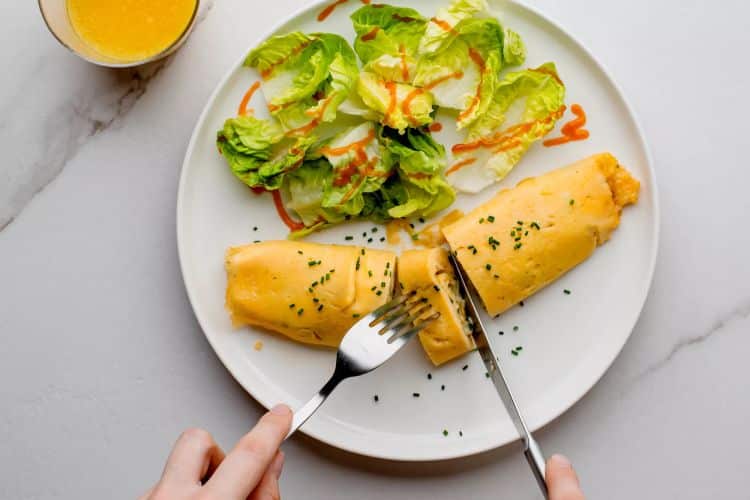 Francúzska verzia omelety servírovaná so šalátom