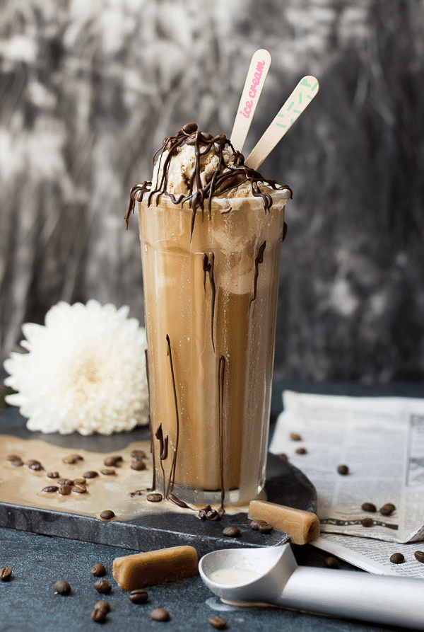 Studená káva so zrzlinou a čokoládovým topingom.