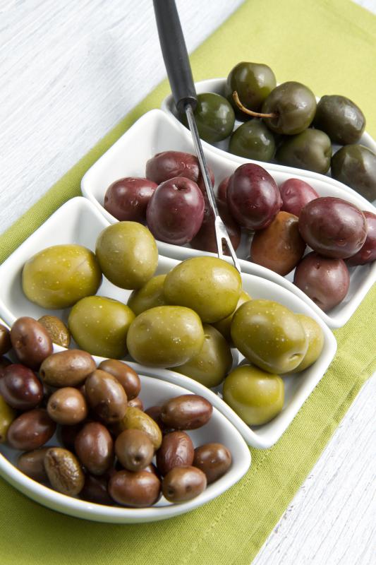 Rôzne druhy olív naskladané v mištičkách vedľa seba.
