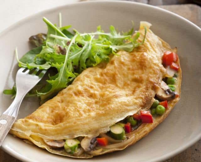 Omeleta plnená šalátom zo zeleniny a šampiňóny