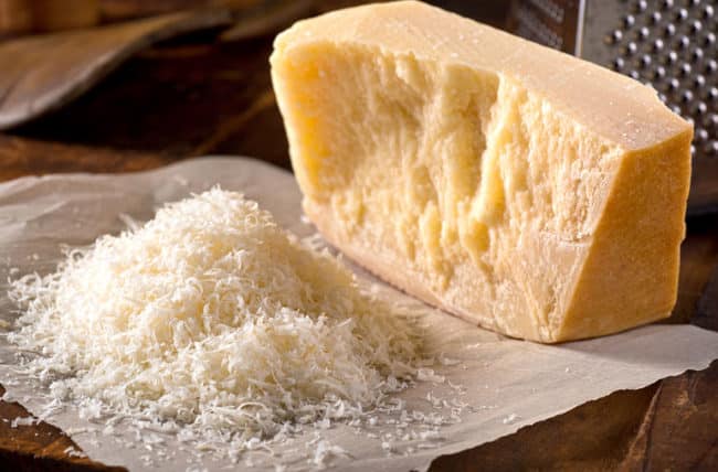 Strúhaný taliansky syr parmezán.