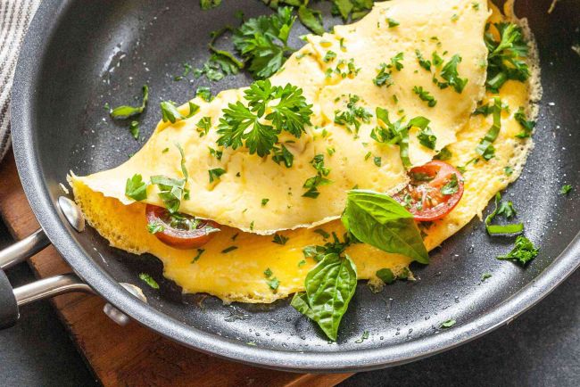 Omeleta s paradajkami a bazalkou