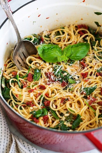 Špagety so sušenými paradajkami, špenátom, orieškami a parmezánom.