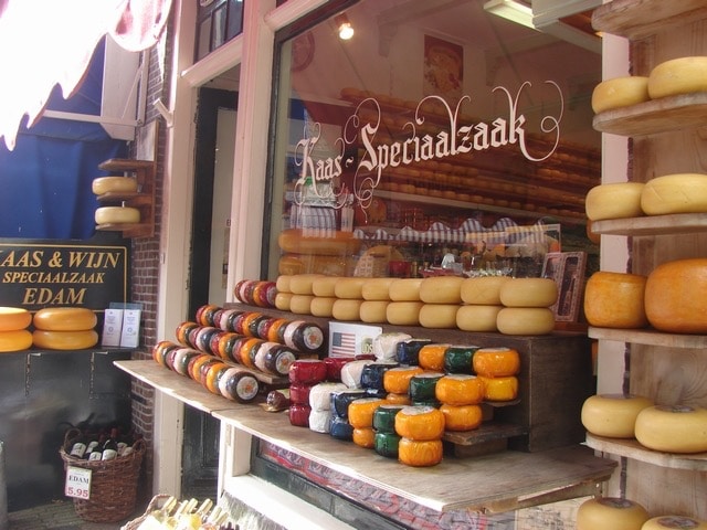 Malý obchodík so širokým výberom povoskovaného syra.