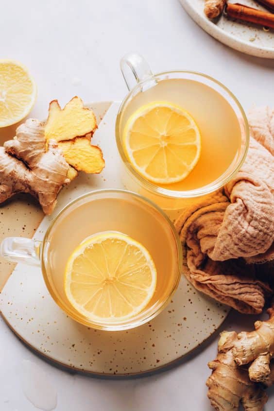 Voňavý čaj zo zázvoru s citrónom a medom.