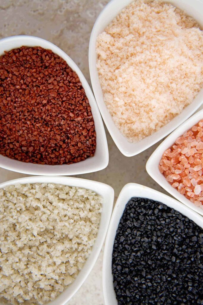 Rôzne druhy soli nasypané v mištičkách vedľa seba.