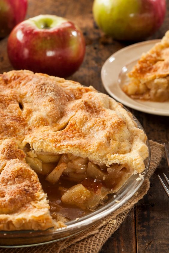 Americký apple pie s kúskami jabĺk.