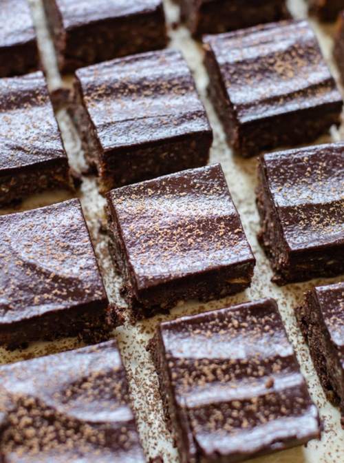 Arašidovo-datlové brownies s čokoládou.