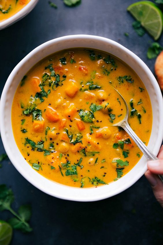 Lahodná polievka s mrkvou a sladkými zemiakmi ozdobená koriandrom.