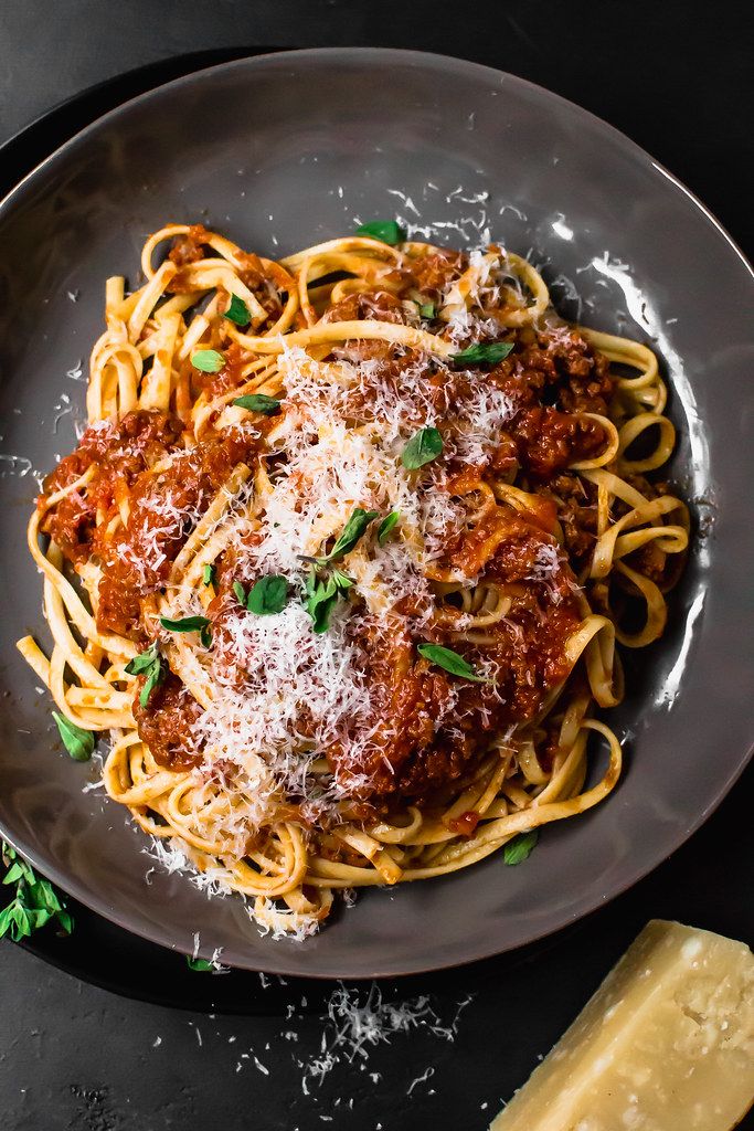 Tanier plný špaget s omáčkou z paradajok a mletého mäsa.