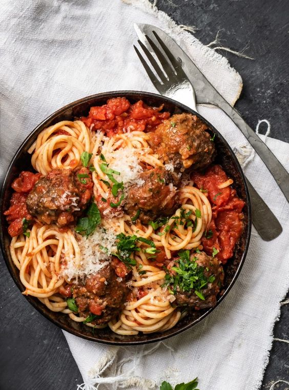Bolonské špagety s mäsovými guľami zo syra a hovädzieho mäsa.