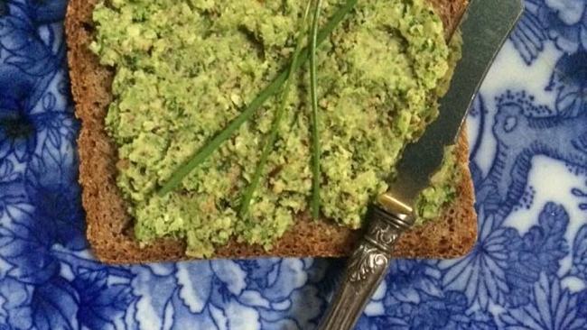 Krajec chleba s nátierkou z brokolice a lieskových orieškov