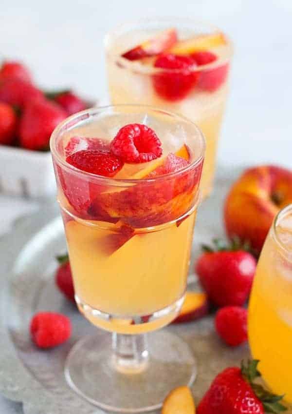 Sangria v pohároch s kúskami čerstvého ovocia.