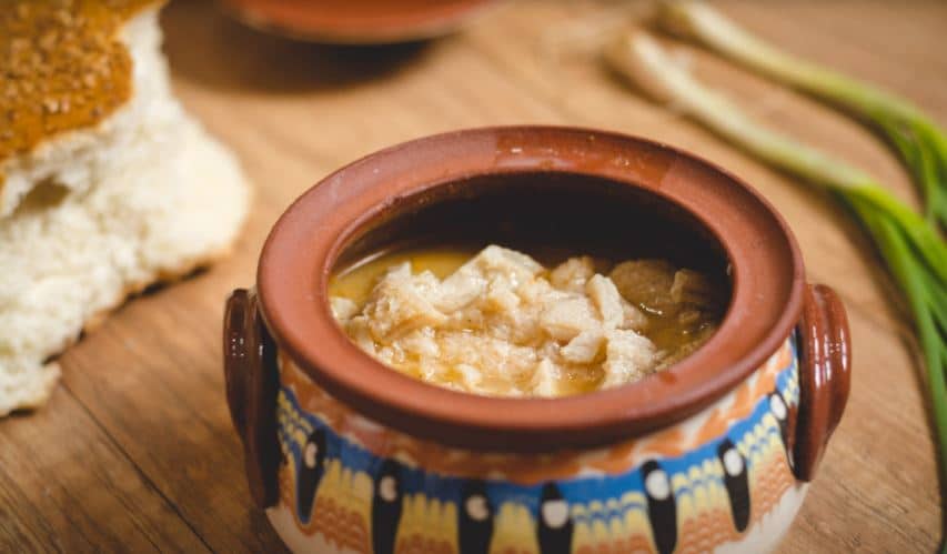 Bulharská polievka v tradičnej keramickej miske.
