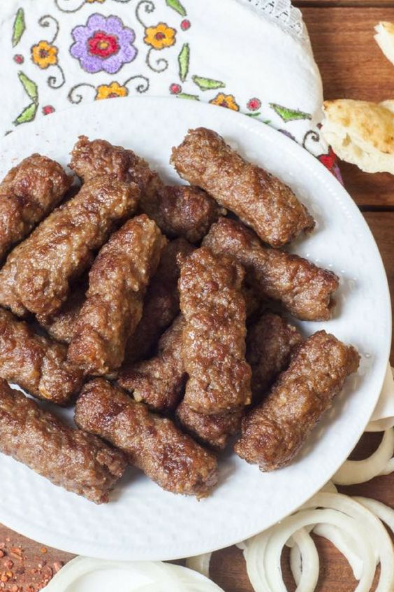 Bulharská verzia mäsových klátikov s cibuľou a pivom.