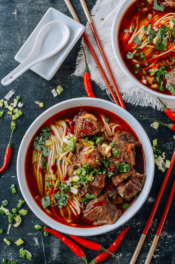 Vietnamský šalát plný pikantného vývaru a bravčového mäsa.
