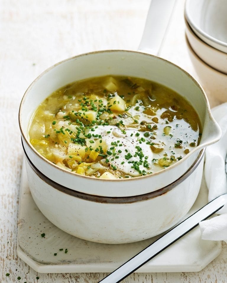 polievka s stopkovým zelerom, zemiakmi a pórom