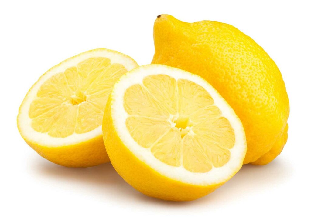 Jeden celý čerstvý citrón a jeden rozpolený.
