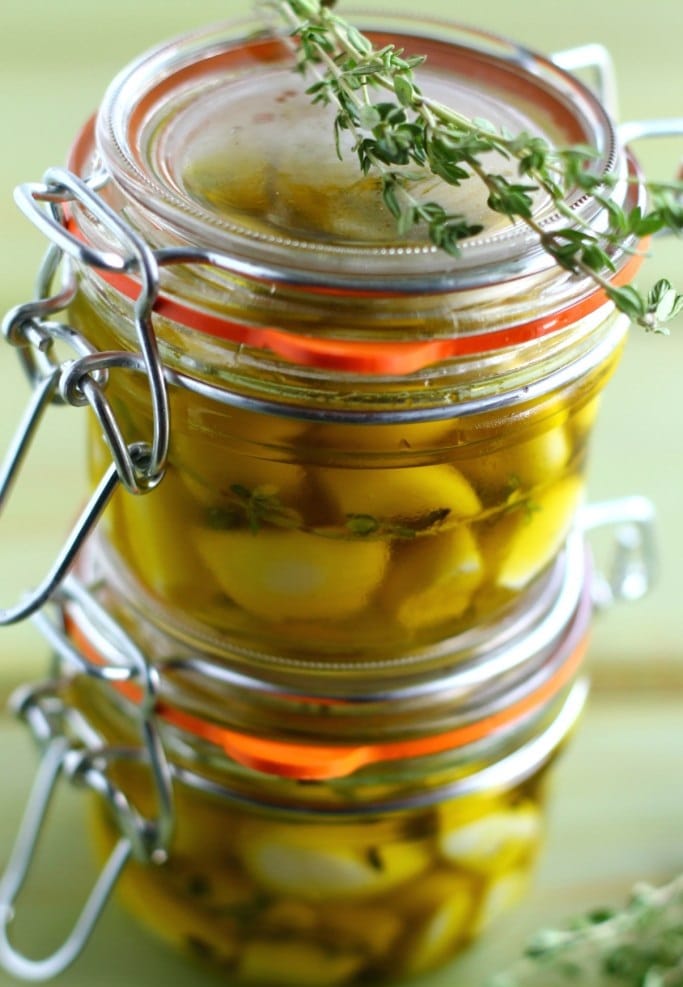 Cesnak naložený do extra panenského olivového oleja.
