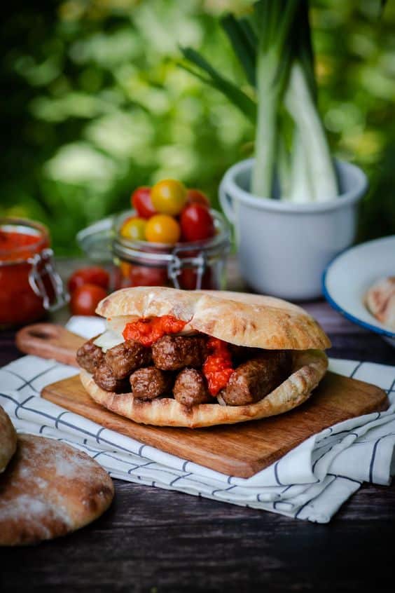 Mäsová nálož v tradičnom tureckom chlebe z kysnutého cesta.
