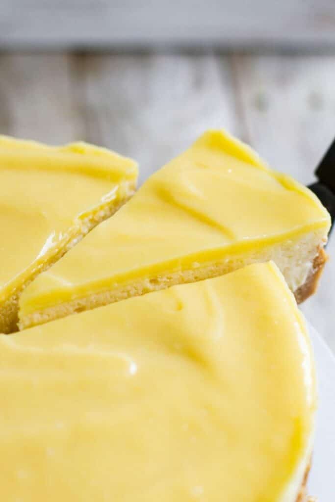 Pokrájaný pečený cheesecake s citrónovým tvarohom.