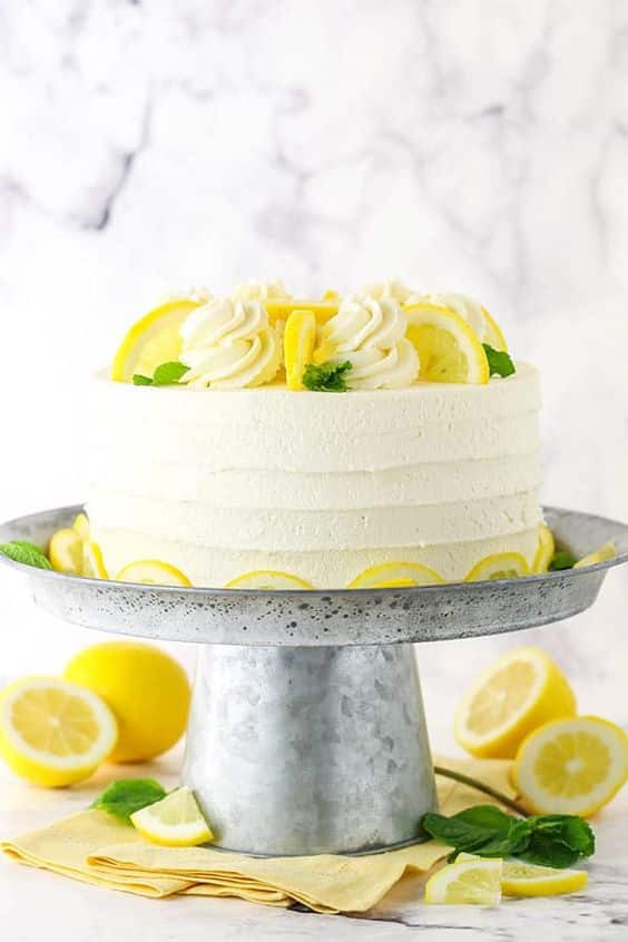 Krásne ozdobená citrónová torta s citrónovým krémom.
