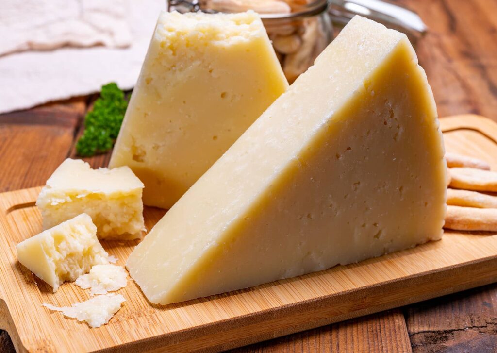 Špalíček lahodného vyzretého talianskeho syra.
