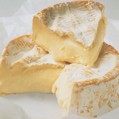 Roztečený smotanový perfektne dozretý syr.
