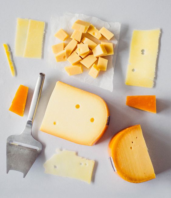 Rôzne druhy a podoby syra ako sa vyrába a konzumuje.