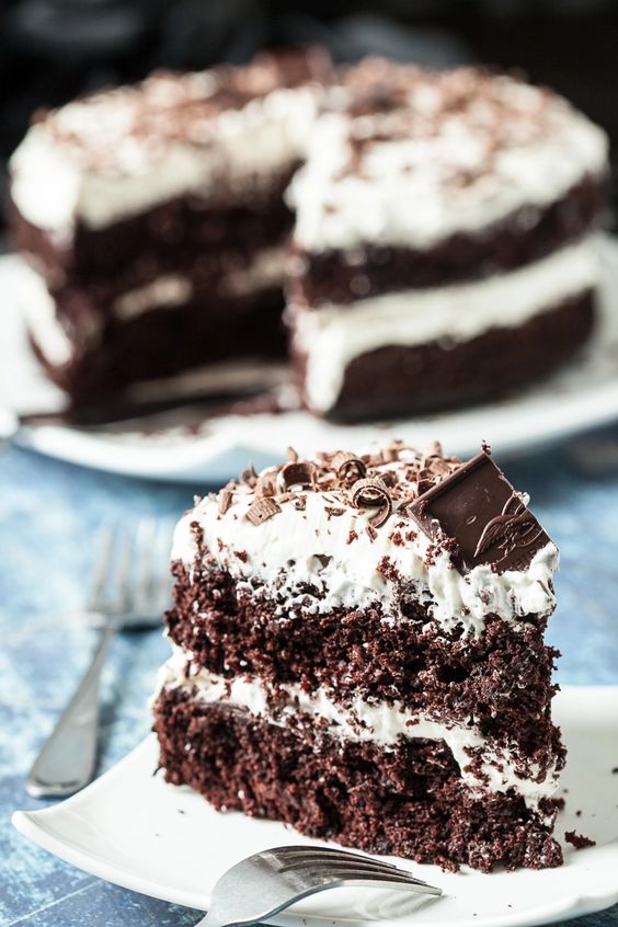 Čokoládová torta s vanilkovým a čokoládovým krémom a čokoládou.