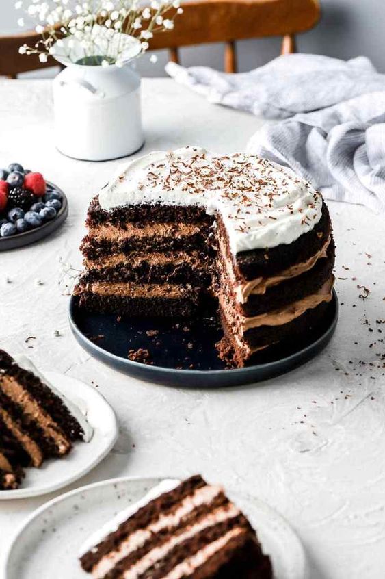 čokoládová torta plnená čokoládovou šľahačkou.
