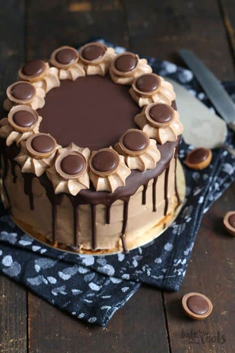 Čokoládová torta poliate čokoládou a ozdobená toffifee.