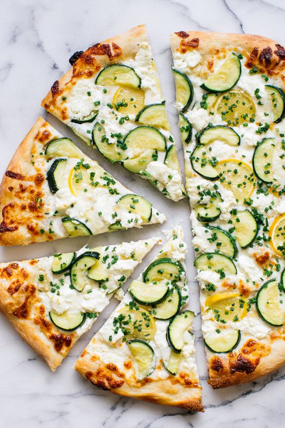 Doma robená pizza so zeleninou a syrom.