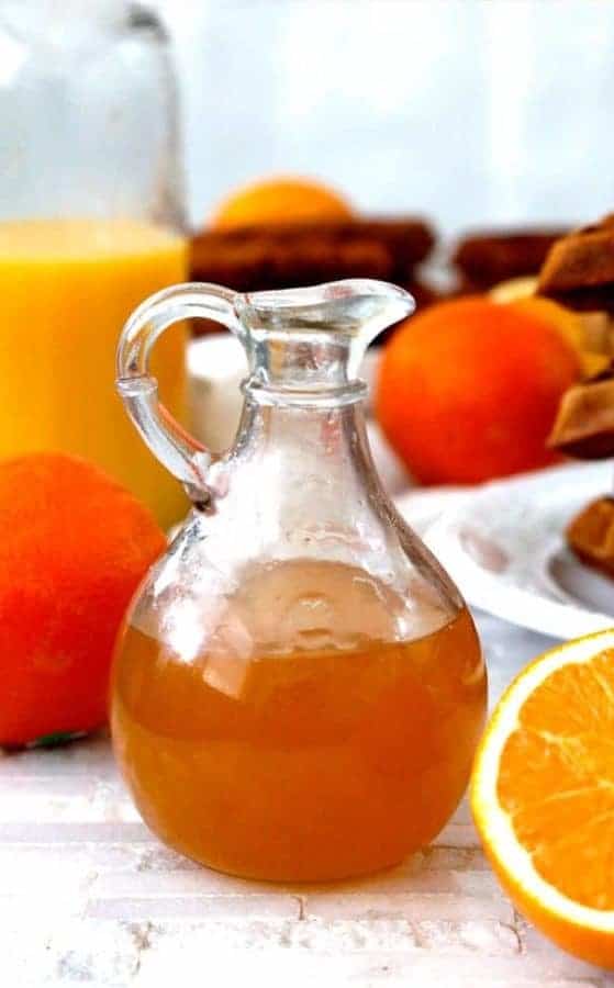 Sirup z pomarančov v sklenenej fľaši.
