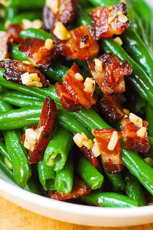 Zelené fazuľky s cesnakom a slaninou.