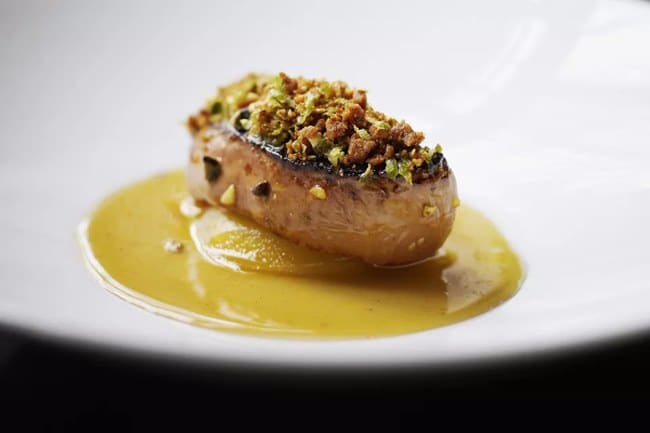Fois gras z husacej pečene preliate omáčkou a posypané pistaciovými orieškami