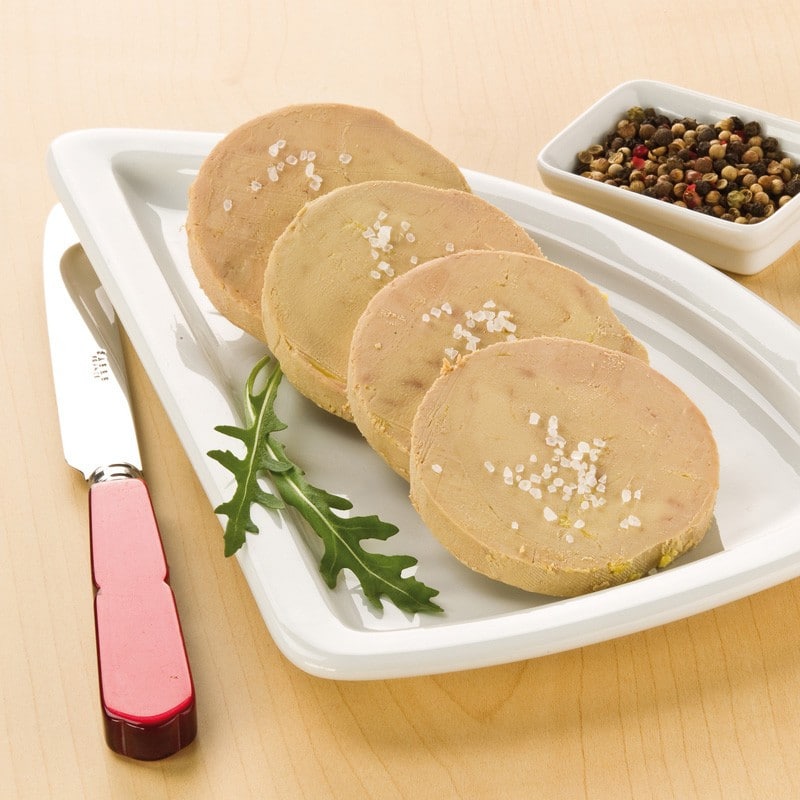 4 plátky foie gras vyskladané na tanieriku a ozdobené rukolou