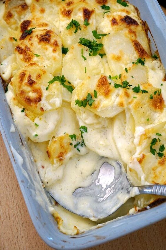 Zapečené syrové zemiaky so smotanou.