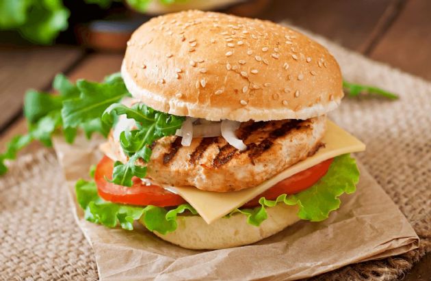 Burger plnený kuracím mäsom, syrom a zeleninou.